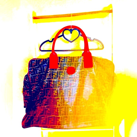 FENDI  AUTHENTIC  duffle bag 17 x 15 x 5.5 Made in ITALY 🇮🇹w/ strap. Zip pull 🎈 - Picture 5 of 10